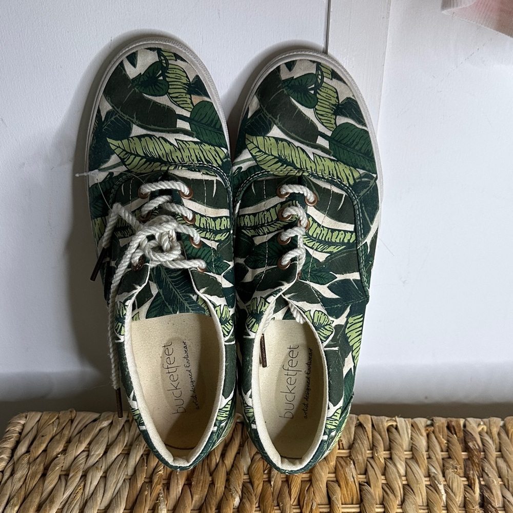 Bucket Feet  Leafy Green‎ Sneakers size 8